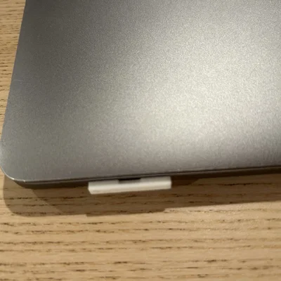 Bảo vệ cổng USB-C cho Macbook Pro khỏi bụi bẩn