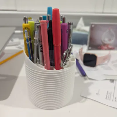 Giá đỡ bút và bút chì phong cách hiện đại