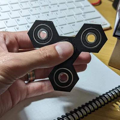 Spinner xoay hình lục giác với nắp trung tâm