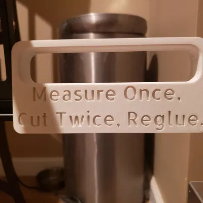 Biển báo hài hước "Đo một lần, cắt hai lần, dán lại" cho m...