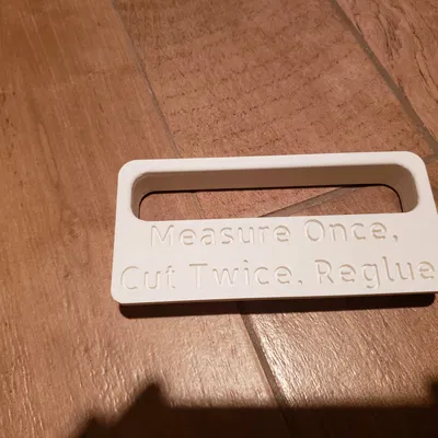 Biển báo hài hước "Đo một lần, cắt hai lần, dán lại" cho m...