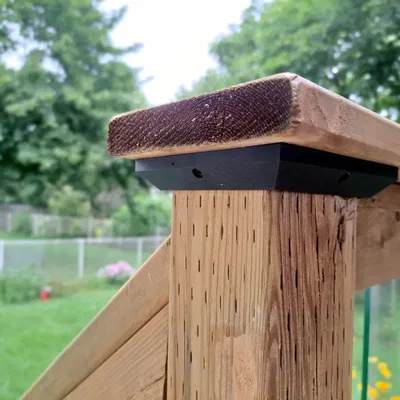 Viền 4x4 cho cột deck ẩn khe hở giữa các tấm sàn