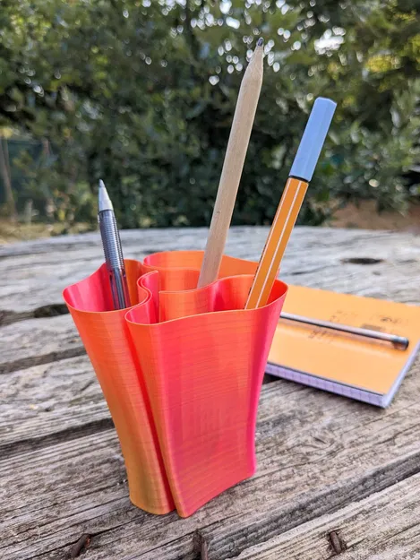 Giá đỡ bút hình hoa ba cánh xoắn - Image 2