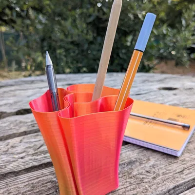 Giá đỡ bút hình hoa ba cánh xoắn