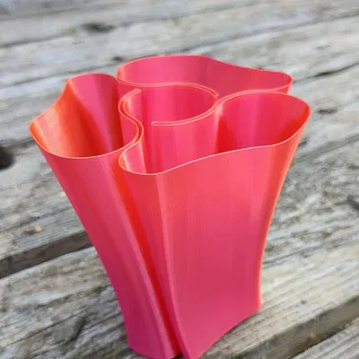 Giá đỡ bút hình hoa ba cánh xoắn