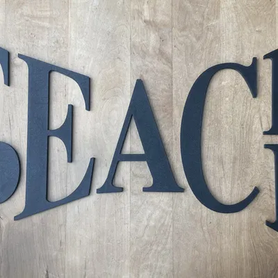 Biểu ngữ tường khắc chữ "Dạy Hòa Bình