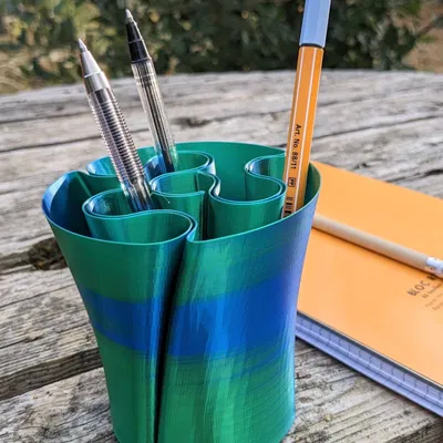 Giá đỡ bút hình khối ghép cho người yêu đố vui