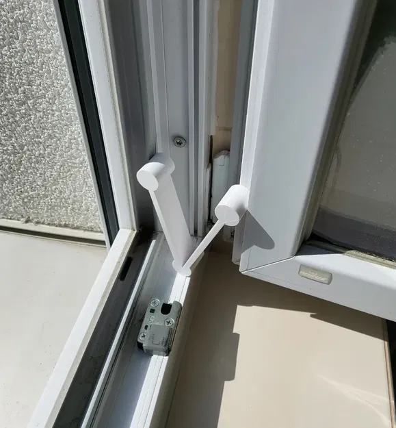 Chặn cửa sổ chống gió cho không gian sống - Image 1