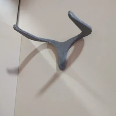 Giá đỡ kính và điều khiển TV kiểu tối giản