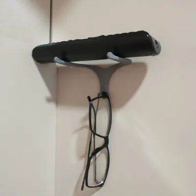 Giá đỡ kính và điều khiển TV kiểu tối giản