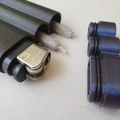 Vỏ đựng hai điếu thuốc và bật lửa