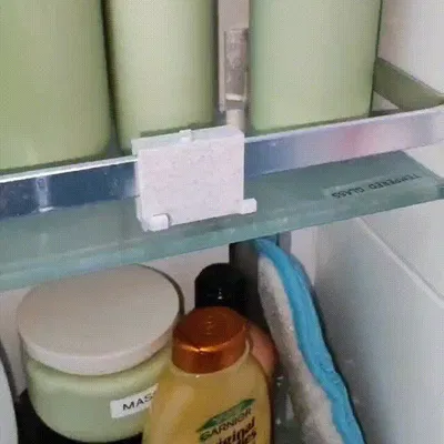 Giá đỡ dao cạo Gillette trong phòng tắm