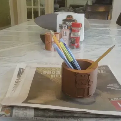 Giá đỡ bút Dilbert hài hước cho dân văn phòng