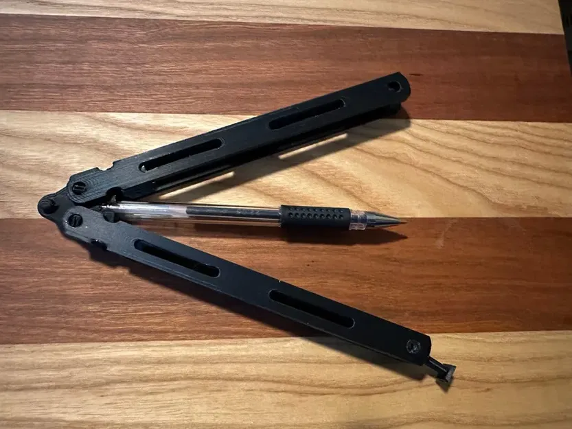 Giá đỡ bút hình dao bướm Balisong - Image 1