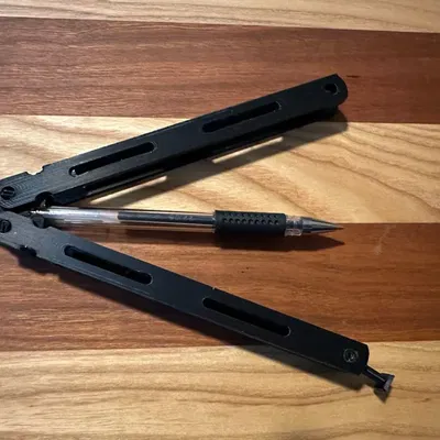 Giá đỡ bút hình dao bướm Balisong