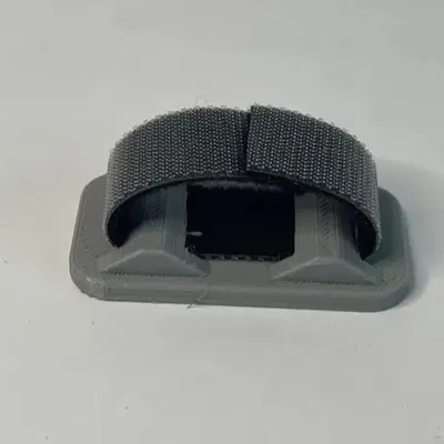 Giá đỡ cáp đa năng với móc và vòng dính