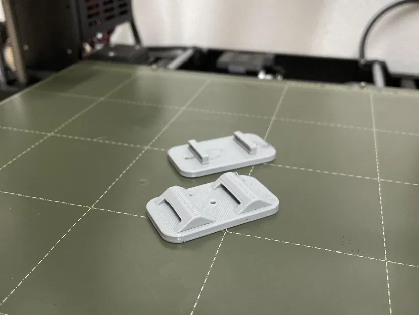 Giá đỡ cáp đa năng với móc và vòng dính - Image 5