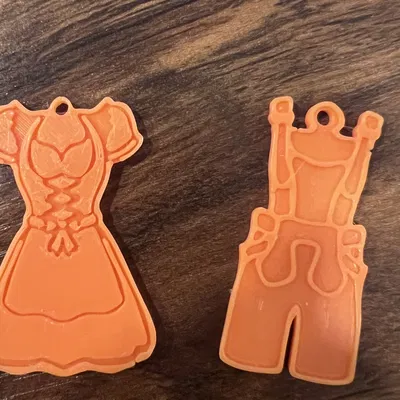 Móc khóa nhỏ chủ đề Oktoberfest với lederhosen và dirndl