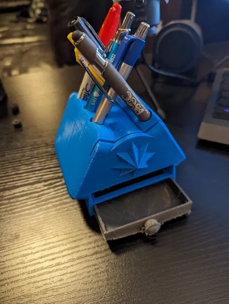 Giá đỡ bút theo chủ đề chuồng trại với ngăn kéo tiện lợi - Image 1