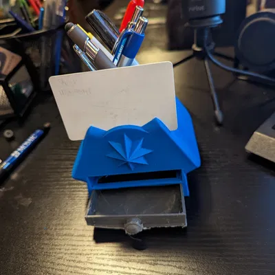 Giá đỡ bút theo chủ đề chuồng trại với ngăn kéo tiện lợi