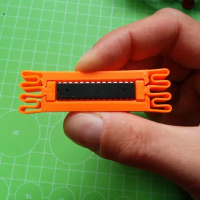 Công cụ chỉnh thẳng chân IC DIP tiện lợi