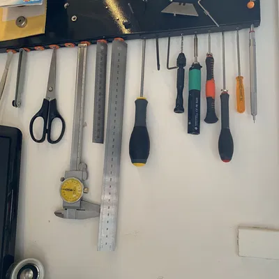 Giá đỡ từ tính nhỏ gọn cho vật dụng kim loại