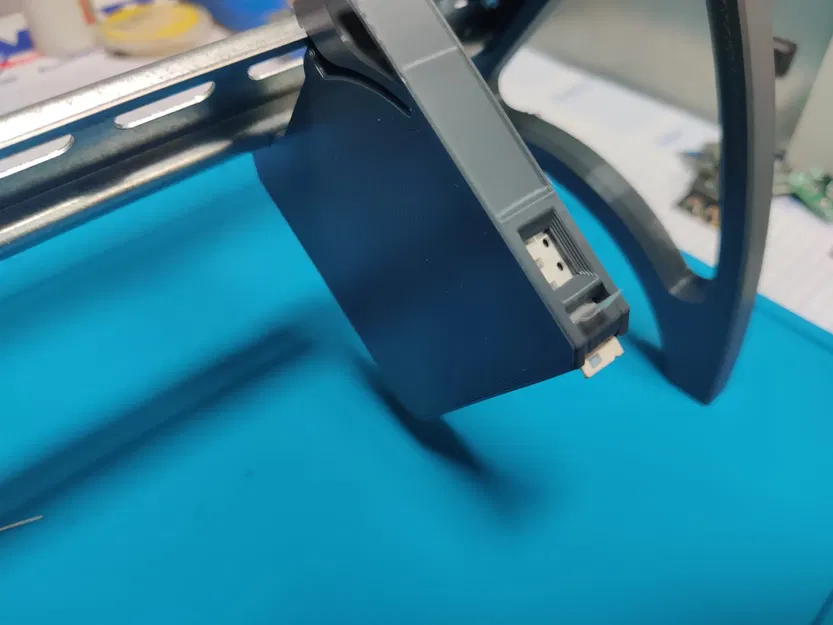 Máy phân phối SMD gắn DIN với tính năng bóc tự động - Image 1