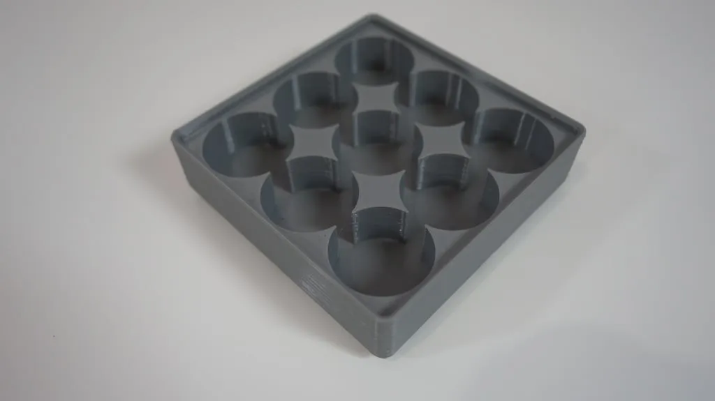 Giá đỡ pin C 9x trong mô-đun Gridfinity 2x2 - Image 1