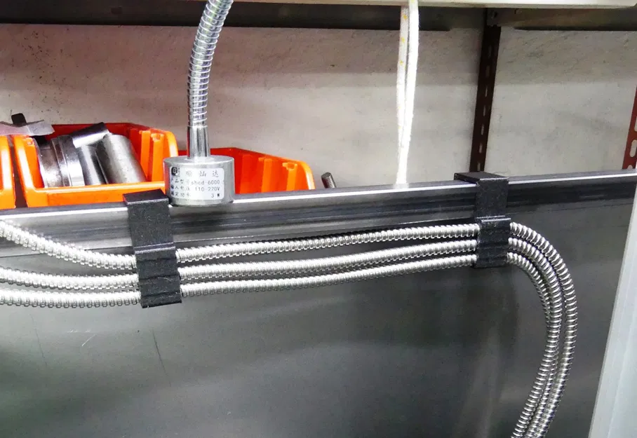 Kẹp dây cho quản lý cáp DRO trên ống thép vuông - Image 1