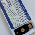 Giá đỡ thẻ với ngăn chứa Yubikey (ngang & dọc) - Thumbnail 1