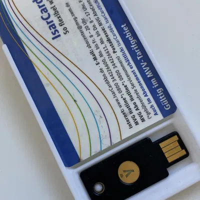 Giá đỡ thẻ với ngăn chứa Yubikey (ngang & dọc)