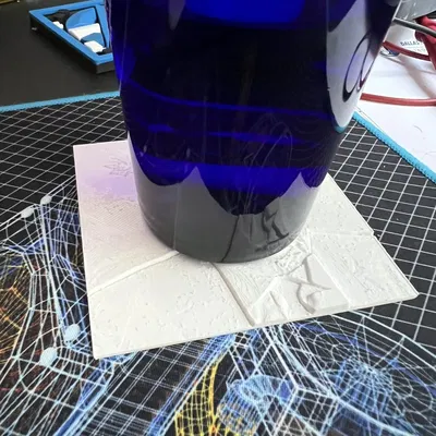 Đế lót ly hình ảnh Trump bị bắt giữ