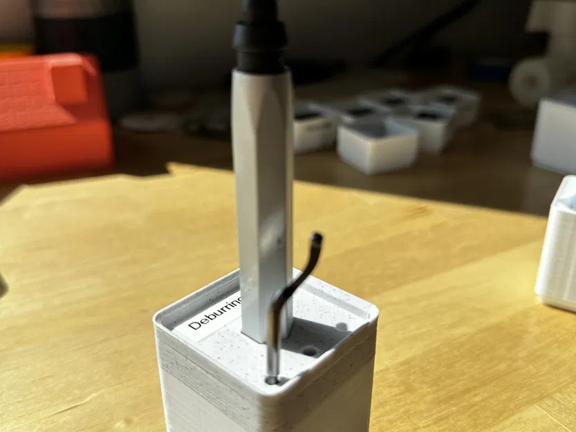 Giá đỡ công cụ loại bỏ bavia Gridfinity với 3 đầu công cụ - Image 1