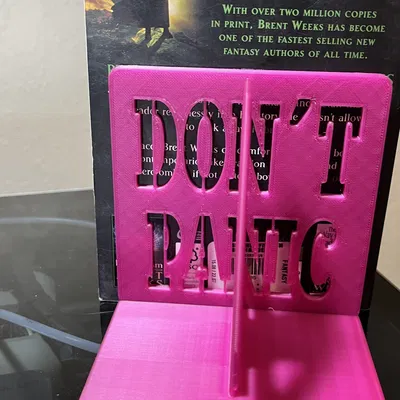 Giá đỡ sách phong cách The Hitchhiker's Guide to the Galaxy