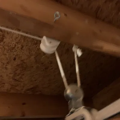 Giá đỡ pulleys cho thang lên trần nhà