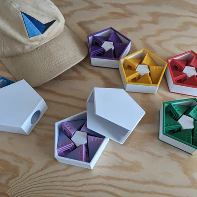 Hộp chứa kim tự tháp Icehouse của Looney Labs