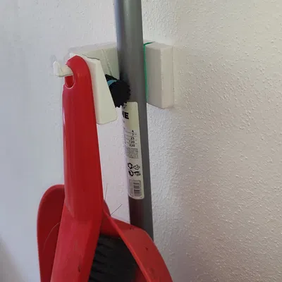 Giá đỡ chổi với thiết kế xoay 90° và móc kèm theo