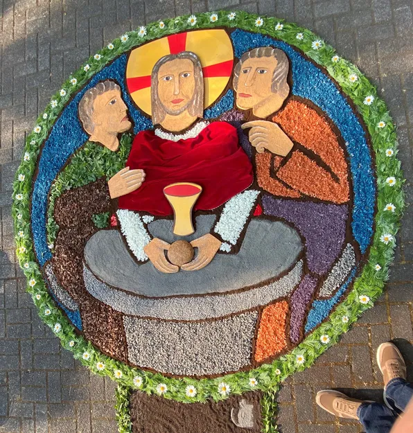 Bàn thờ Lễ Mình Thánh Chúa với trang trí hoa tinh xảo - Image 1