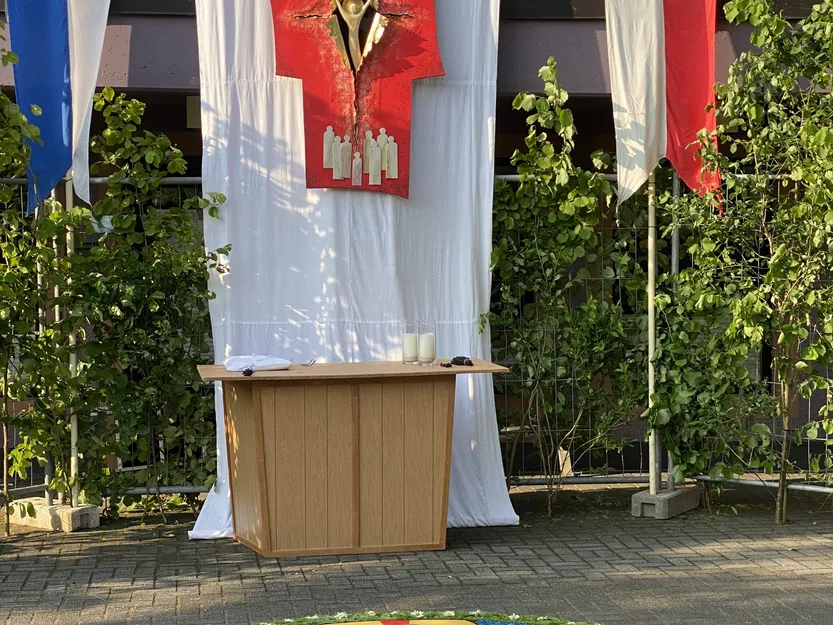 Bàn thờ Lễ Mình Thánh Chúa với trang trí hoa tinh xảo - Image 2