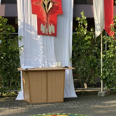 Bàn thờ Lễ Mình Thánh Chúa với trang trí hoa tinh xảo