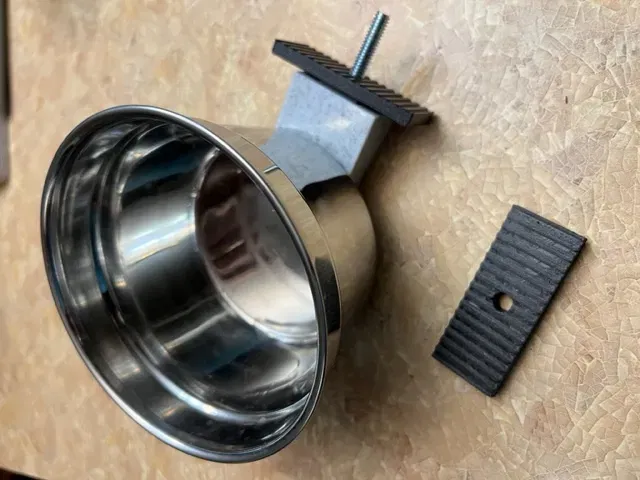 Giá đỡ bát nước cho thú cưng trong chuồng - Image 1