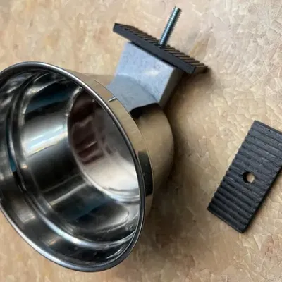 Giá đỡ bát nước cho thú cưng trong chuồng