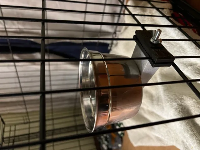 Giá đỡ bát nước cho thú cưng trong chuồng - Image 2