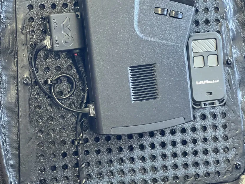 Giá đỡ túi xăng xe máy bằng nhựa chắc chắn - Image 1