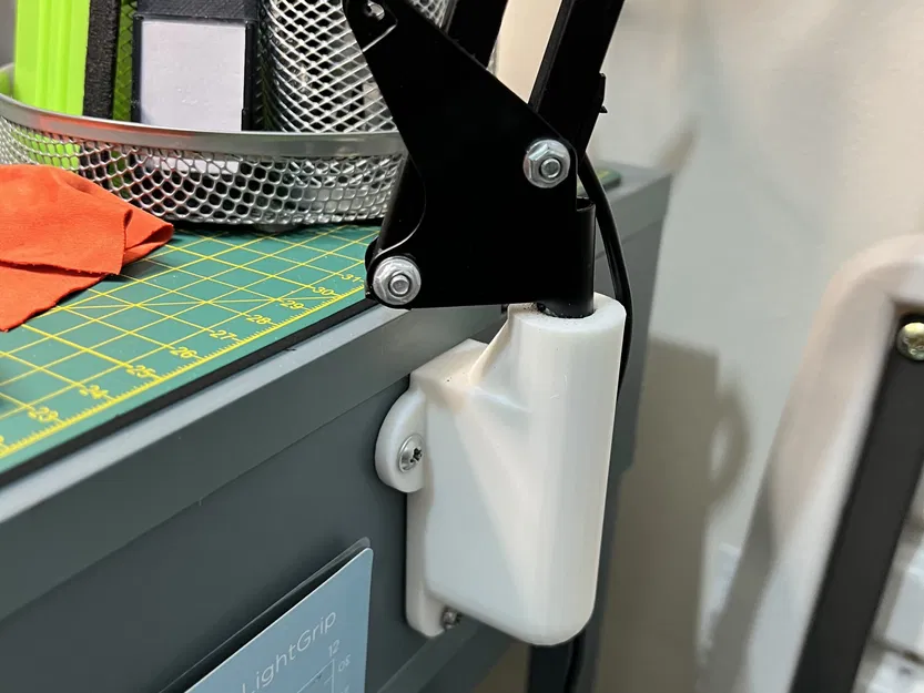 Giá đỡ đèn và kính lúp gắn bên hông bàn làm việc - Image 1