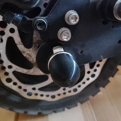 Nắp đậy bu lông bánh xe scooter điện Hiper B2