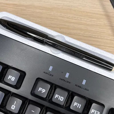 Giá đỡ bút gắn bàn phím tiện lợi cho công việc