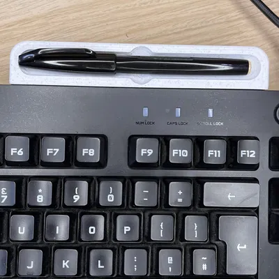 Giá đỡ bút gắn bàn phím tiện lợi cho công việc