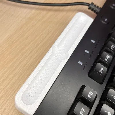 Giá đỡ bút gắn bàn phím tiện lợi cho công việc