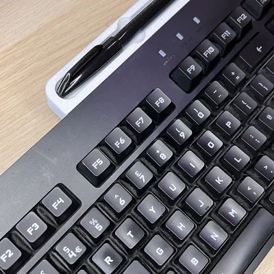 Giá đỡ bút gắn bàn phím tiện lợi cho công việc